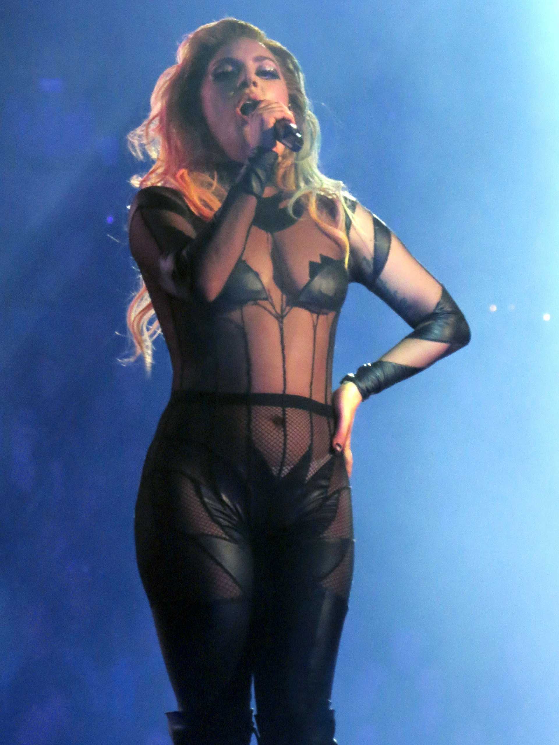 Lady-Gaga-on-Joanne-World-Tour-16