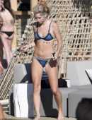 Lottie-Moss-11
