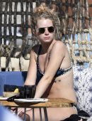 Lottie-Moss-8