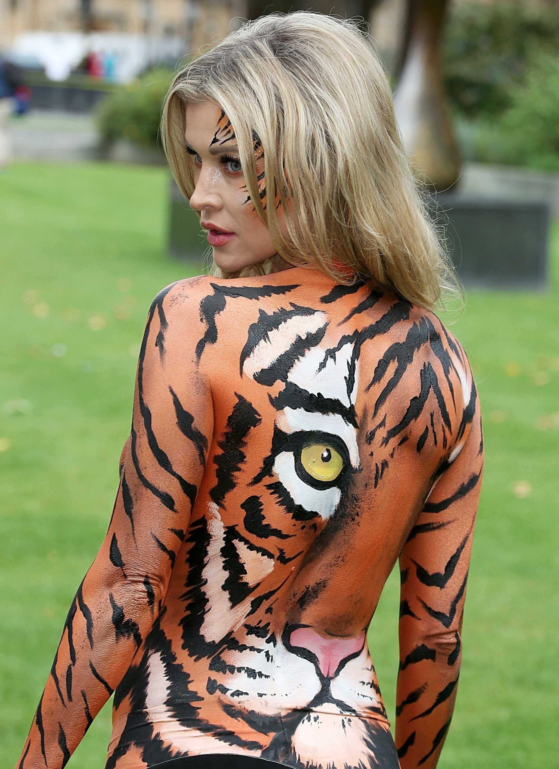 Joanna-Krupa-wearing-bodypaint-6