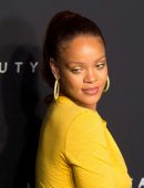 Rihanna-Braless-101