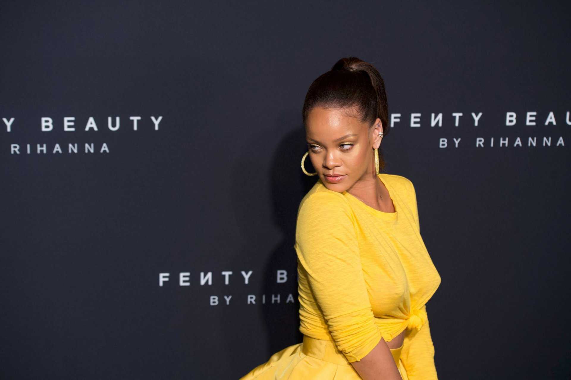 Rihanna-Braless-102