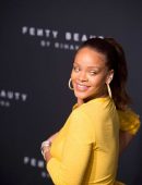 Rihanna-Braless-103