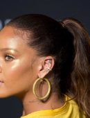 Rihanna-Braless-104