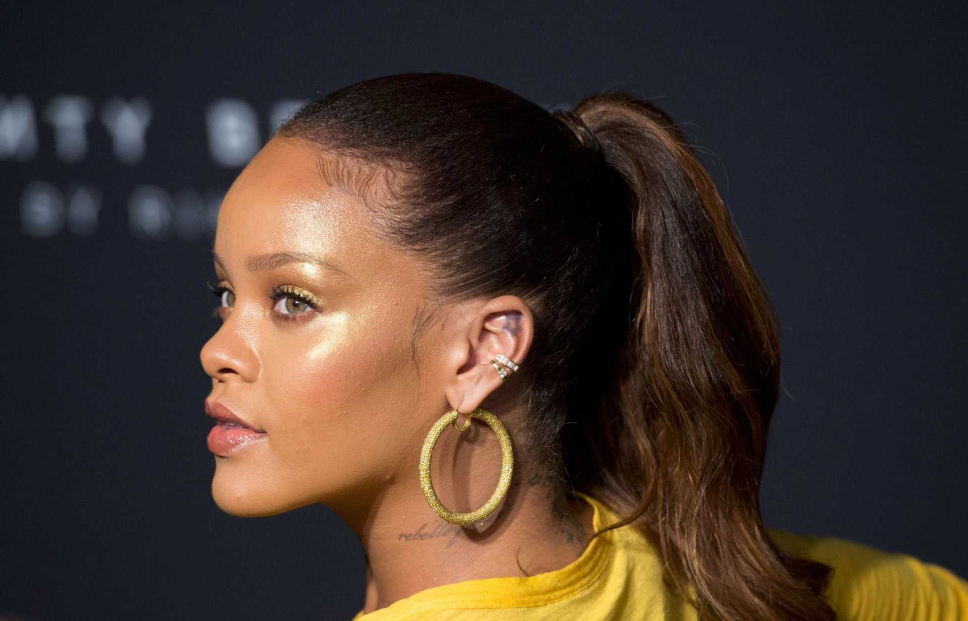 Rihanna-Braless-104