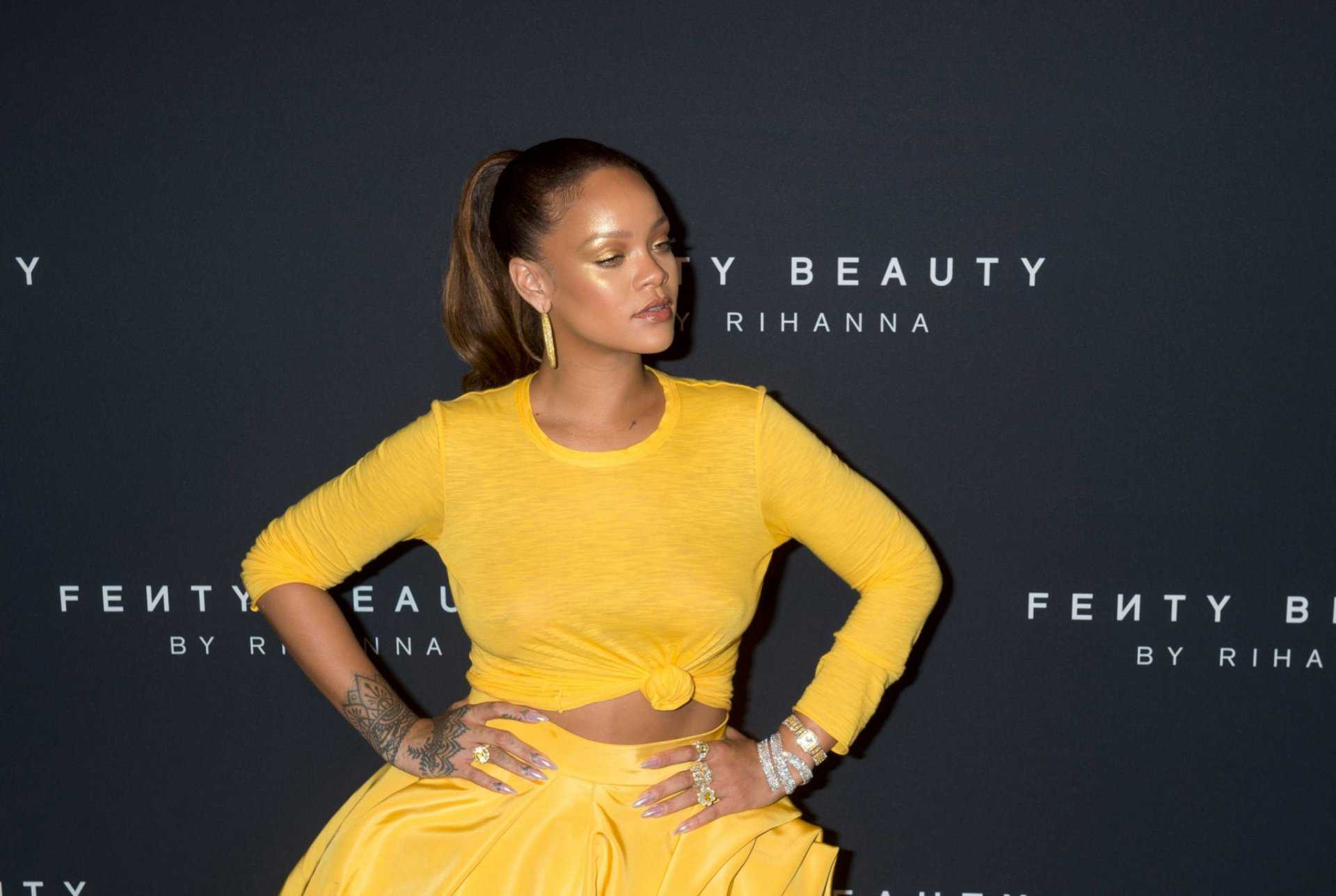 Rihanna-Braless-106