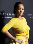 Rihanna-Braless-109