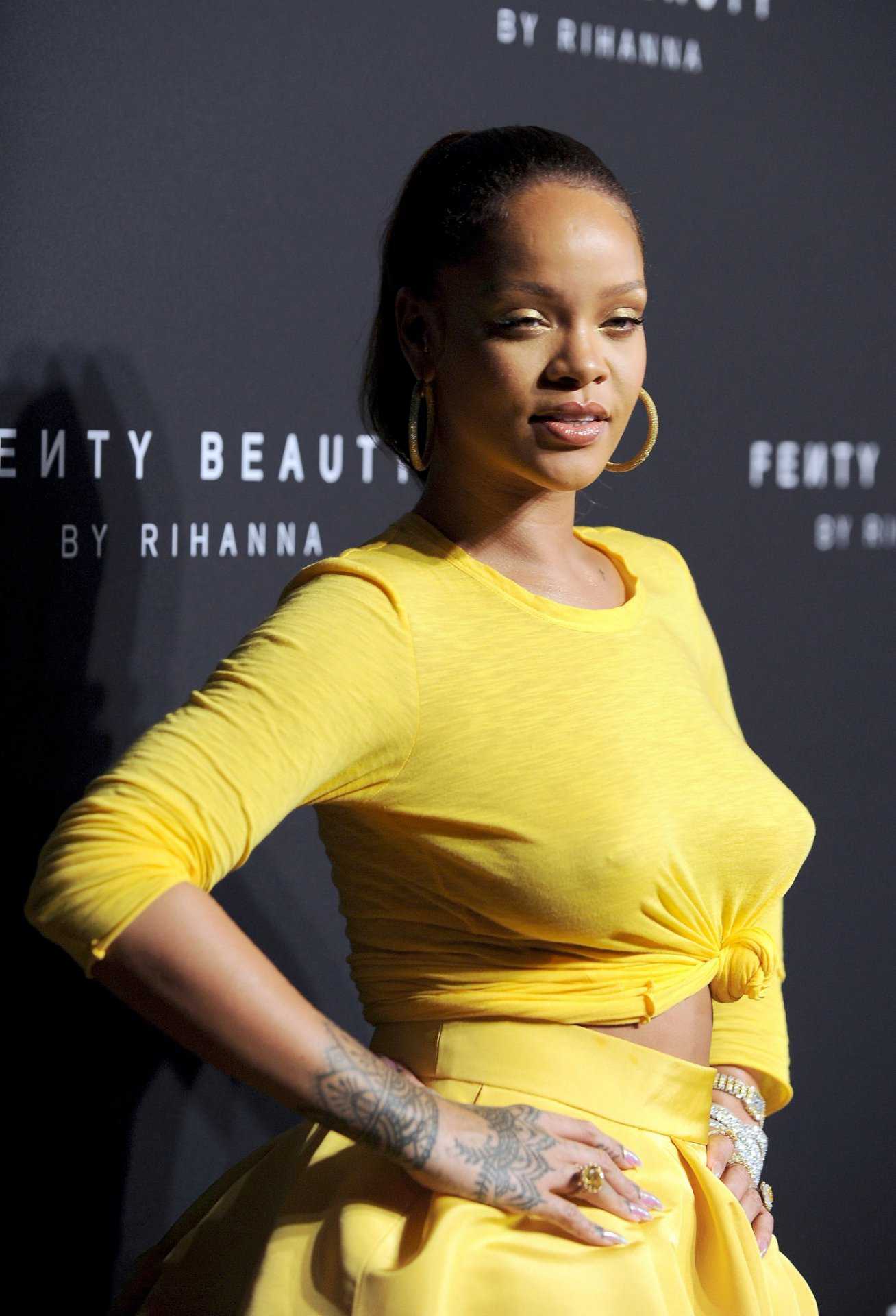 Rihanna-Braless-109