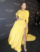 Rihanna-Braless-110