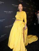 Rihanna-Braless-111