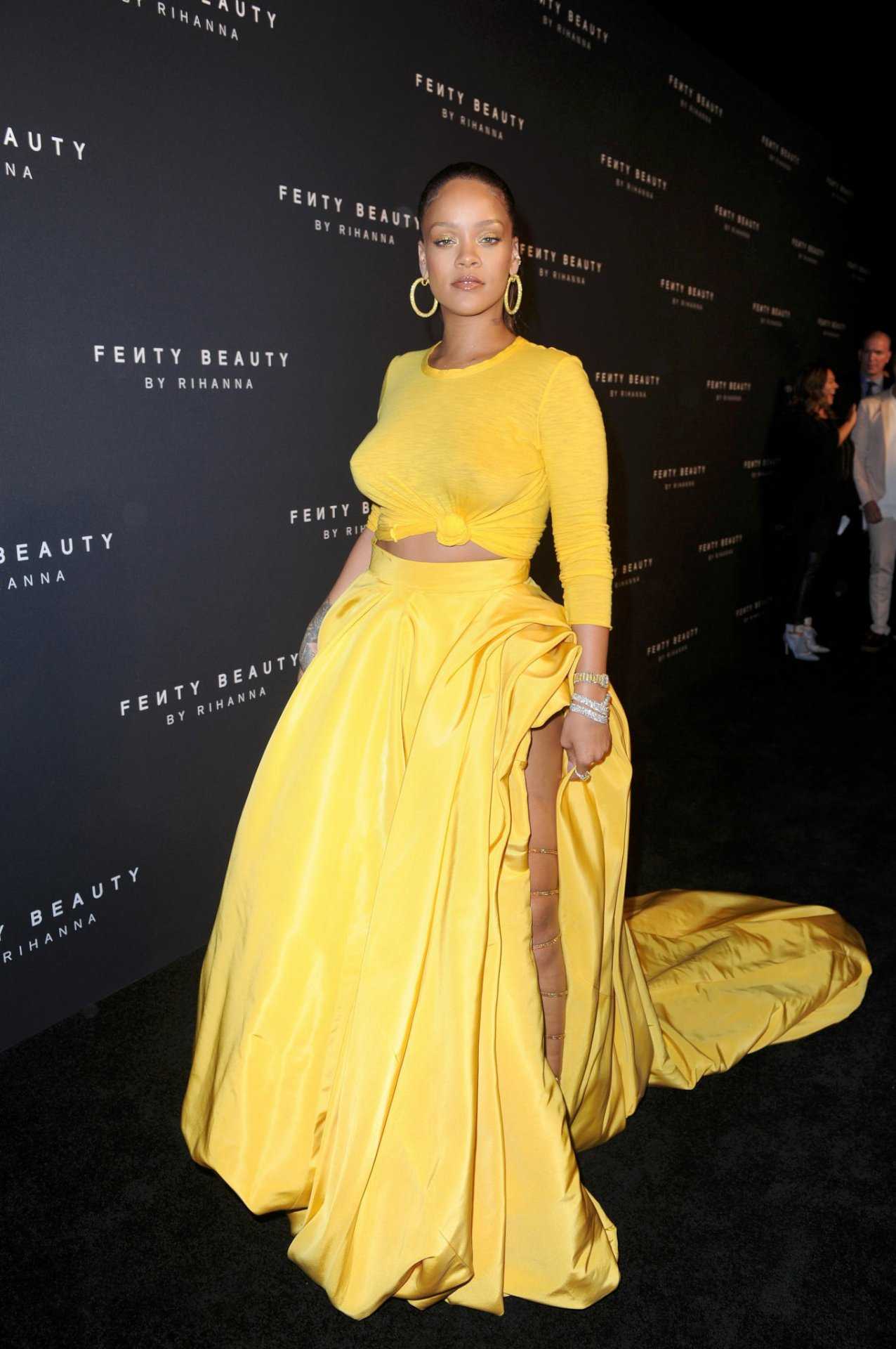 Rihanna-Braless-111