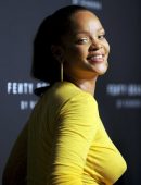 Rihanna-Braless-112