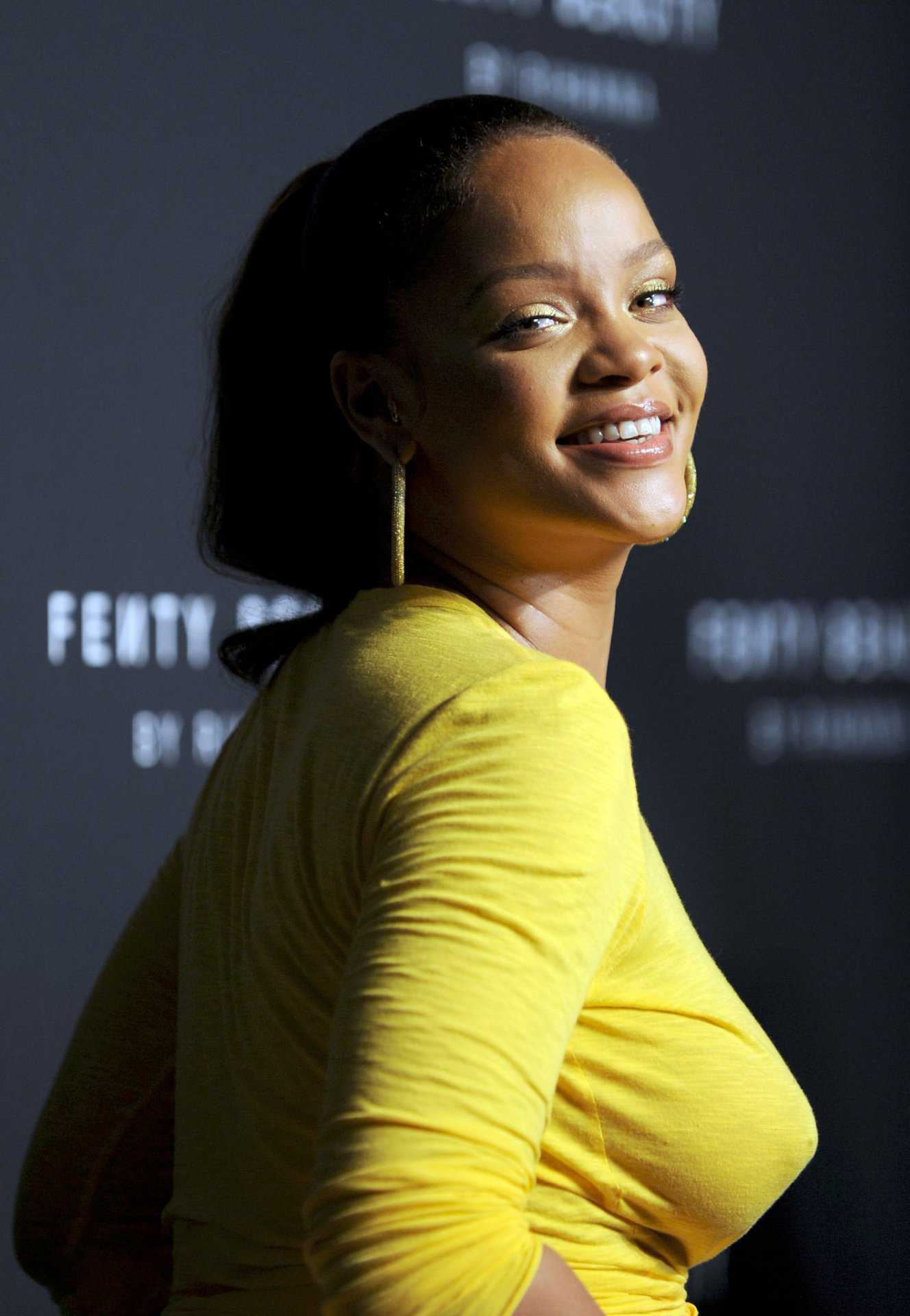 Rihanna-Braless-112