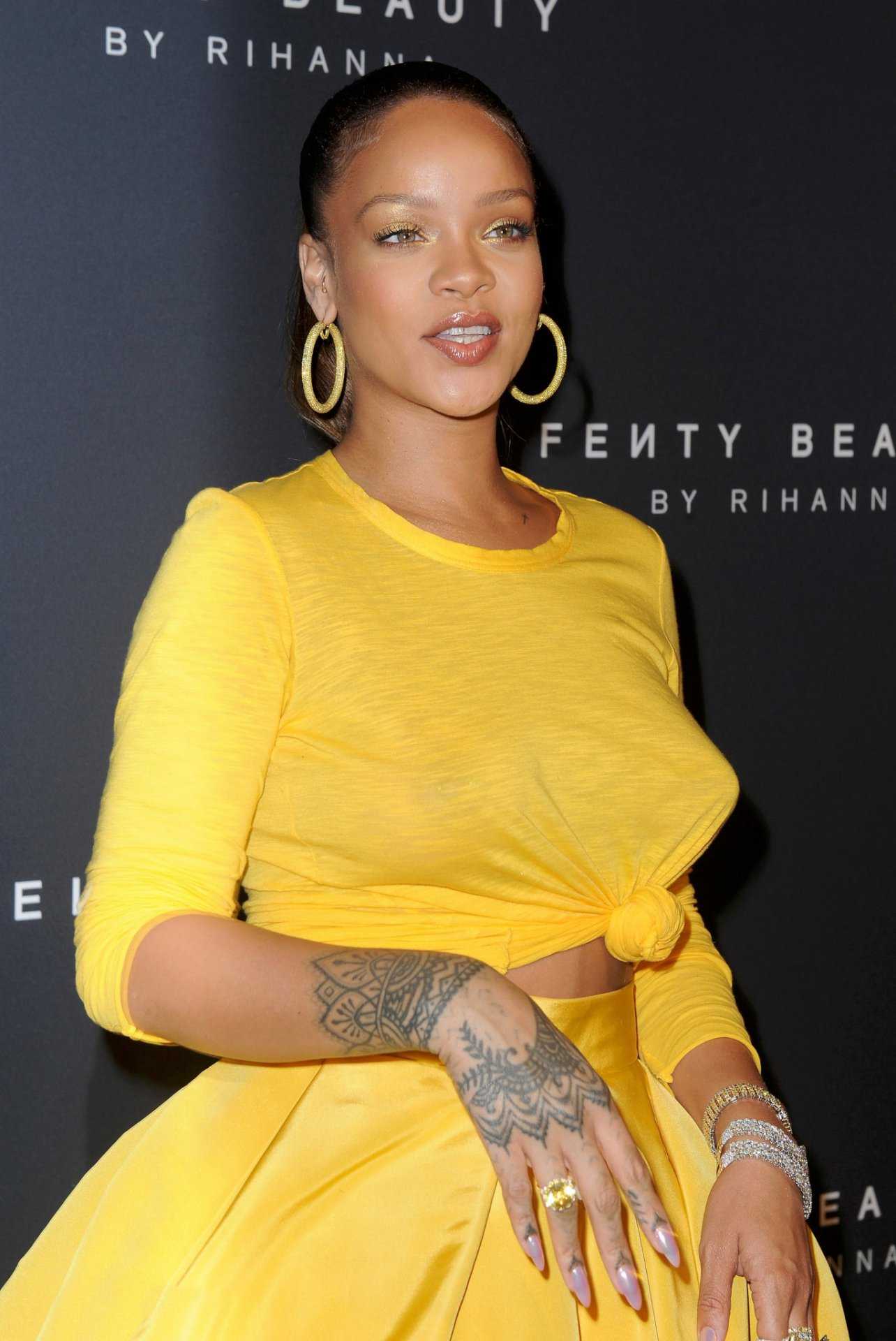 Rihanna-Braless-113