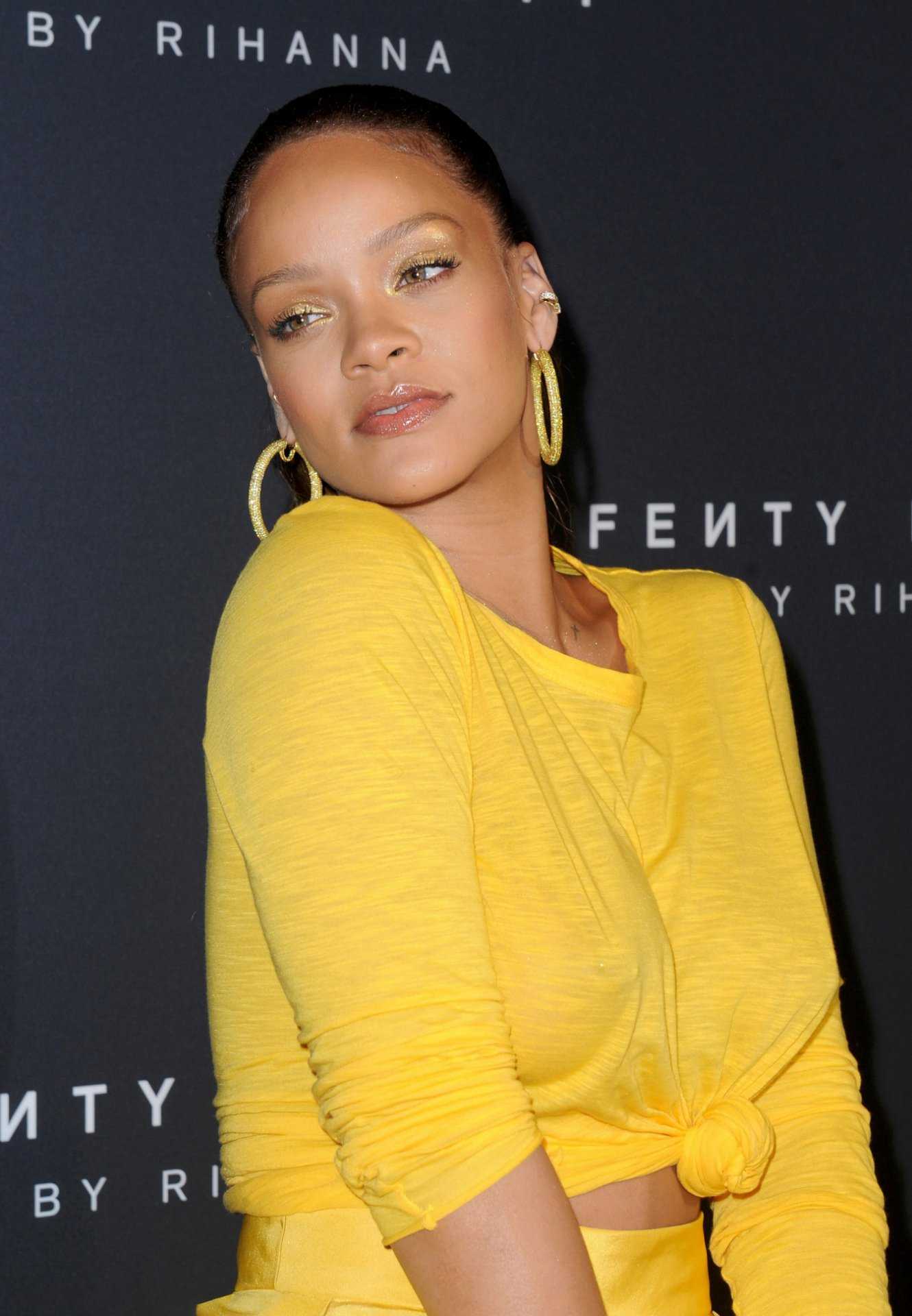 Rihanna-Braless-115