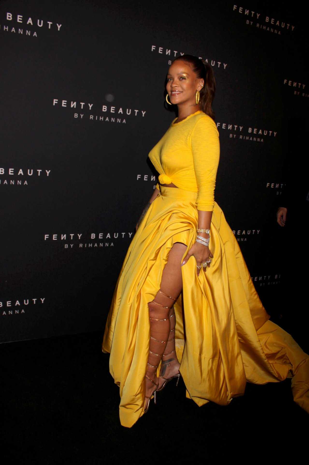 Rihanna-Braless-116