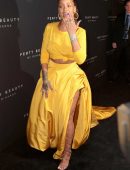 Rihanna-Braless-117