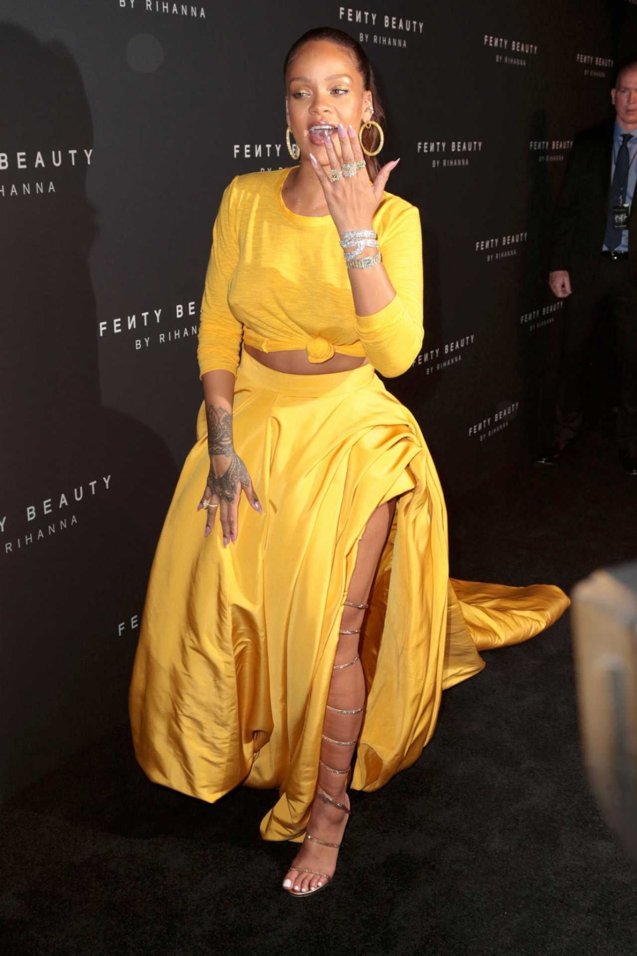 Rihanna-Braless-117