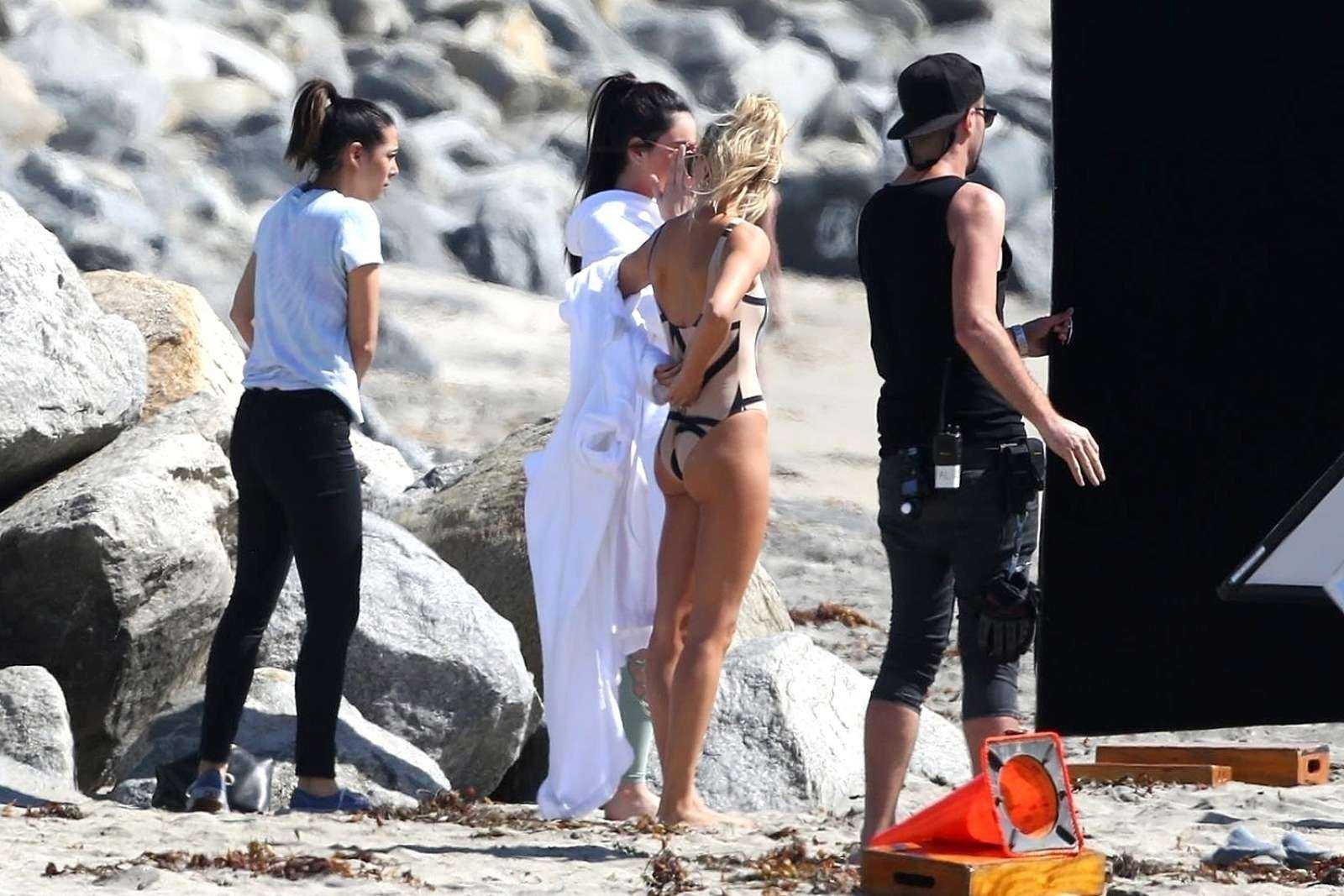 Hailey-Baldwin-in-Swimsuit-508