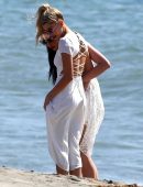 Hailey-Baldwin-in-Swimsuit-510