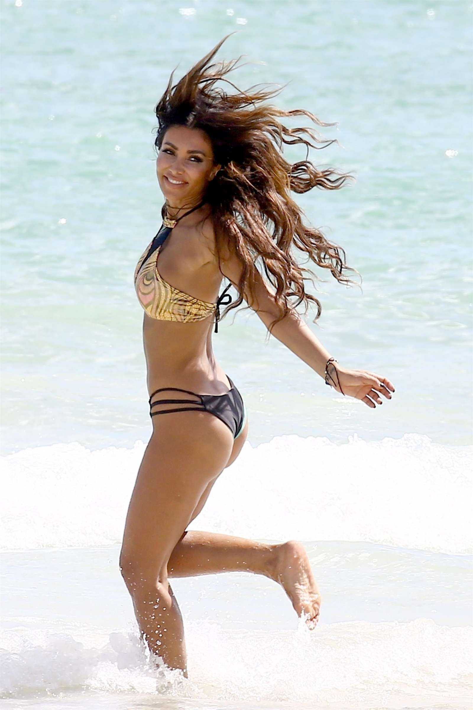 Metisha Schaefer – Bikini Photoshoot on Miami Beach