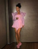 Rihanna-Leggy-602