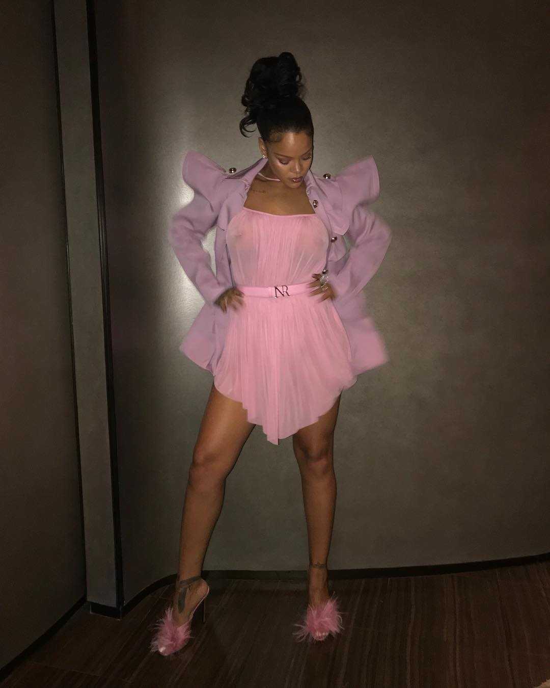 Rihanna-Leggy-603