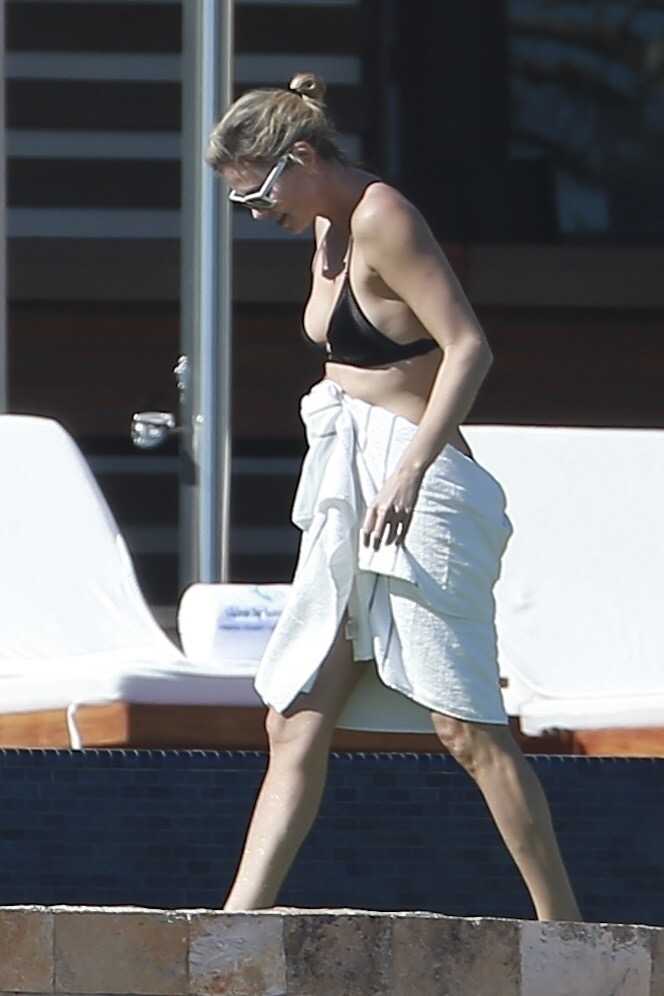 Charlize-Theron-in-Bikini-3