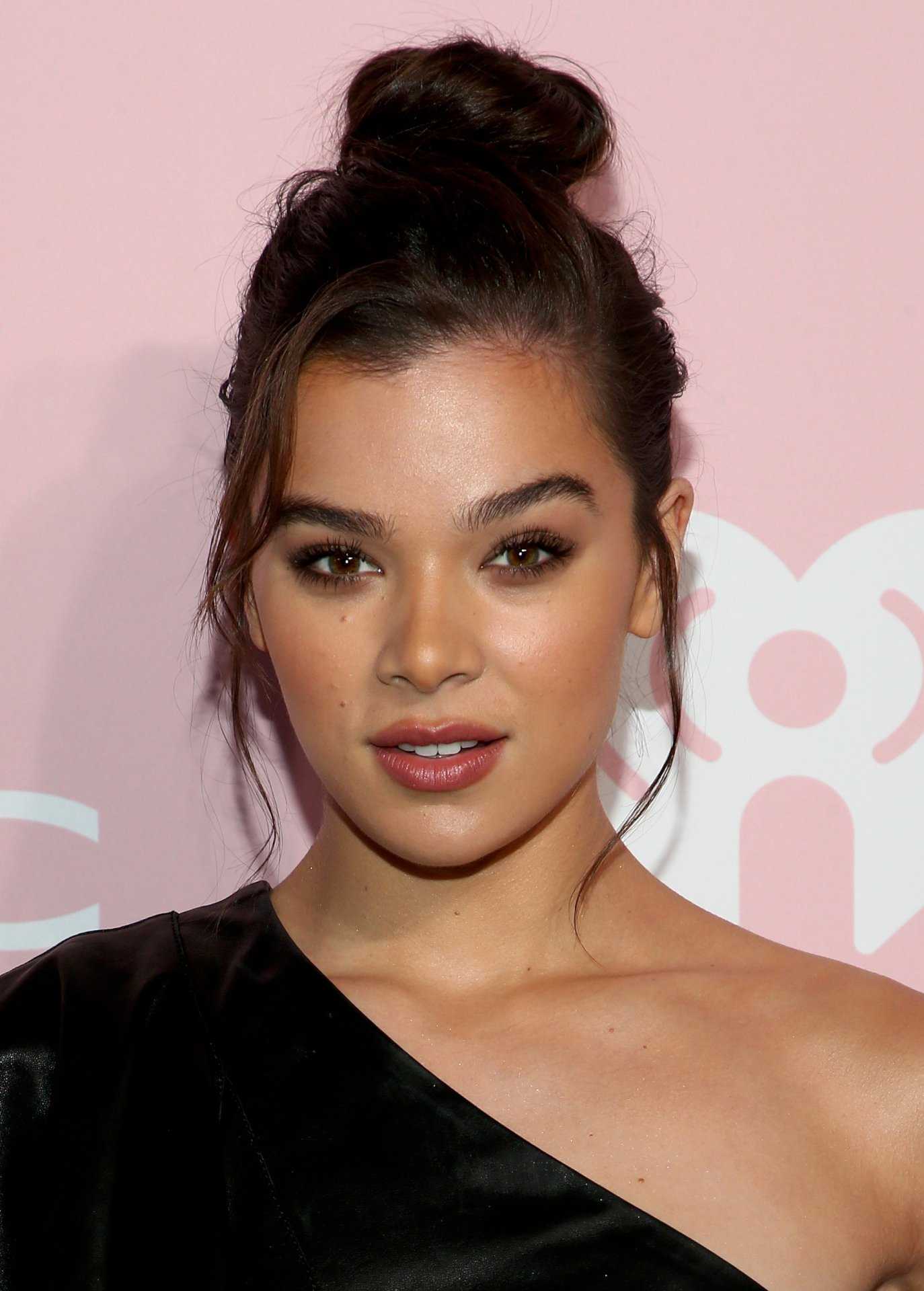Hailee-Steinfeld-at-Variety-Hitmakers-Awards-in-LA-2