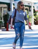 Hilary-Duff-in-Ripped-Jeans-551