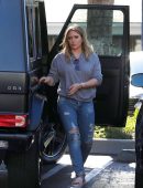 Hilary-Duff-in-Ripped-Jeans-552