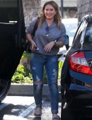 Hilary-Duff-in-Ripped-Jeans-553