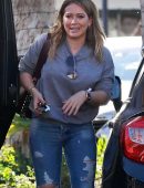 Hilary-Duff-in-Ripped-Jeans-556