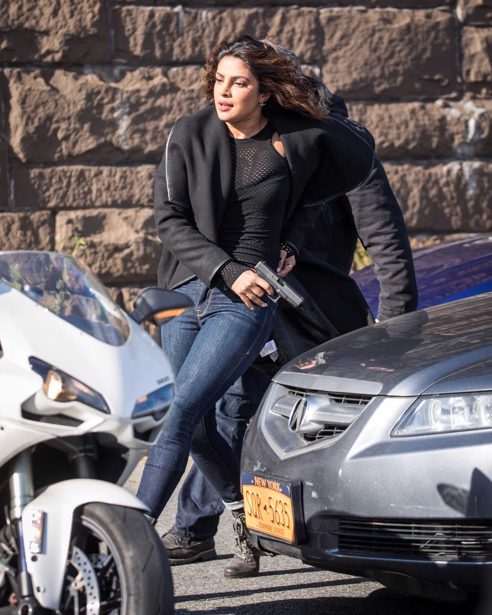 Priyanka-Chopra-on-the-Set-of-Quantico-Season-3-1