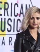 Selena Gomez in Blonde Hairs at 2017 American Music Awards, LA
