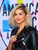 Selena Gomez in Blonde Hairs at 2017 American Music Awards, LA