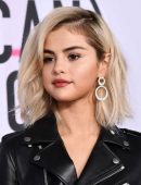 Selena Gomez in Blonde Hairs at 2017 American Music Awards, LA