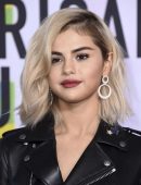 Selena Gomez in Blonde Hairs at 2017 American Music Awards, LA