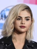 Selena Gomez in Blonde Hairs at 2017 American Music Awards, LA