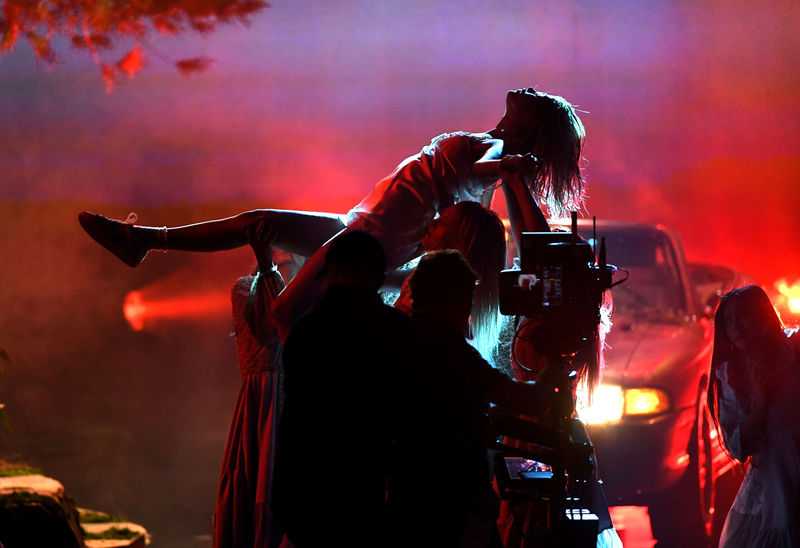 Selena-Gomez-Performing-at-2017-American-Music-Awards-13