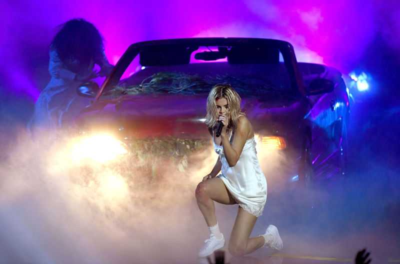 Selena-Gomez-Performing-at-2017-American-Music-Awards-15