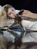 Selena-Gomez-Performing-at-2017-American-Music-Awards-18