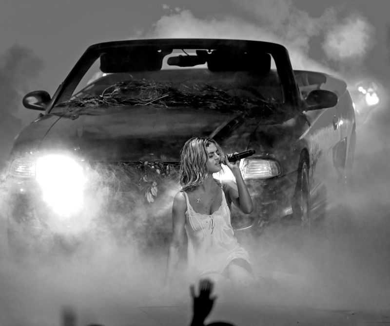 Selena-Gomez-Performing-at-2017-American-Music-Awards-8