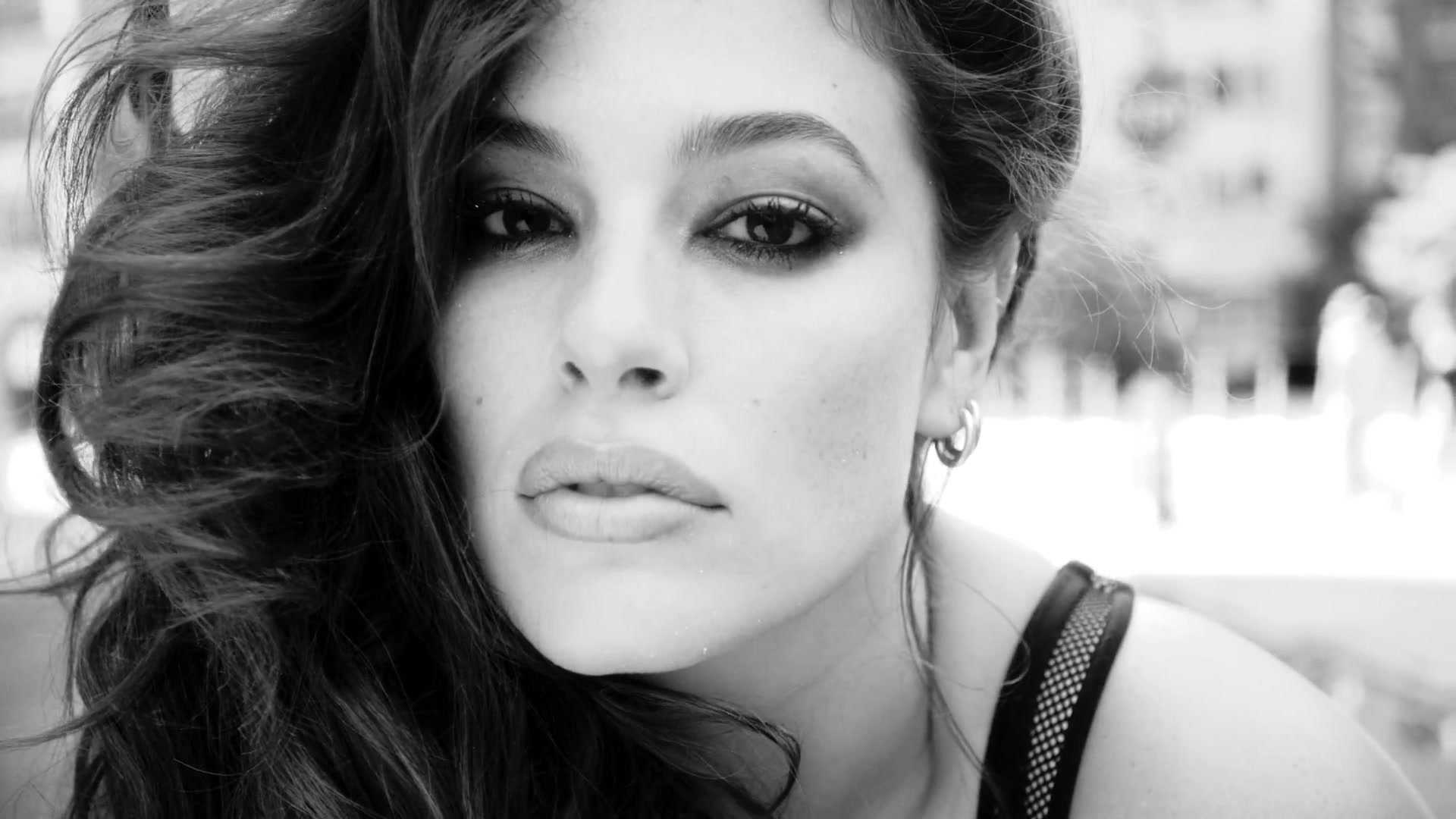 Ashley-Graham-in-Love-Advent-2017-7