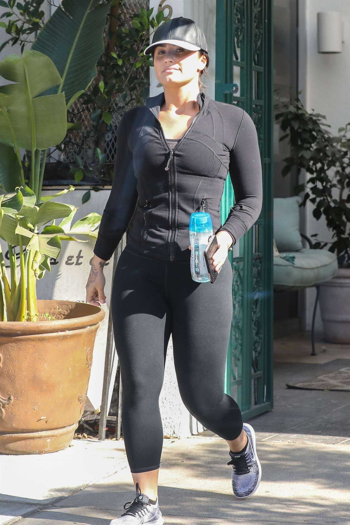 Demi-Lovato-Booty-in-Tights-8