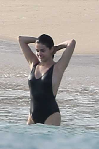 Selena-Gomez-in-Black-Swimsuit-11