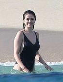 Selena-Gomez-in-Black-Swimsuit-3