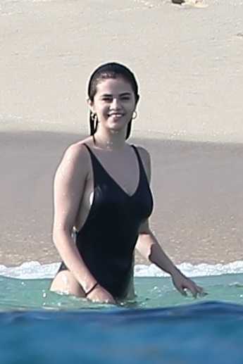 Selena-Gomez-in-Black-Swimsuit-3