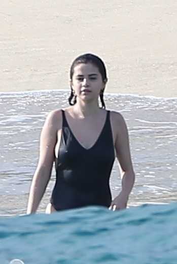 Selena-Gomez-in-Black-Swimsuit-4