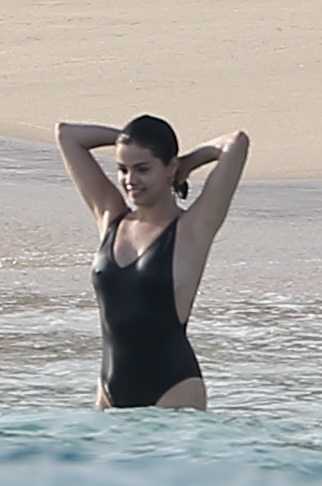 Selena-Gomez-in-Black-Swimsuit-8